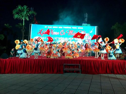 Thầy trò trường Th Phúc Đồng biểu diễn kỉ niệm 15 năm thành lập Quận Long Biên